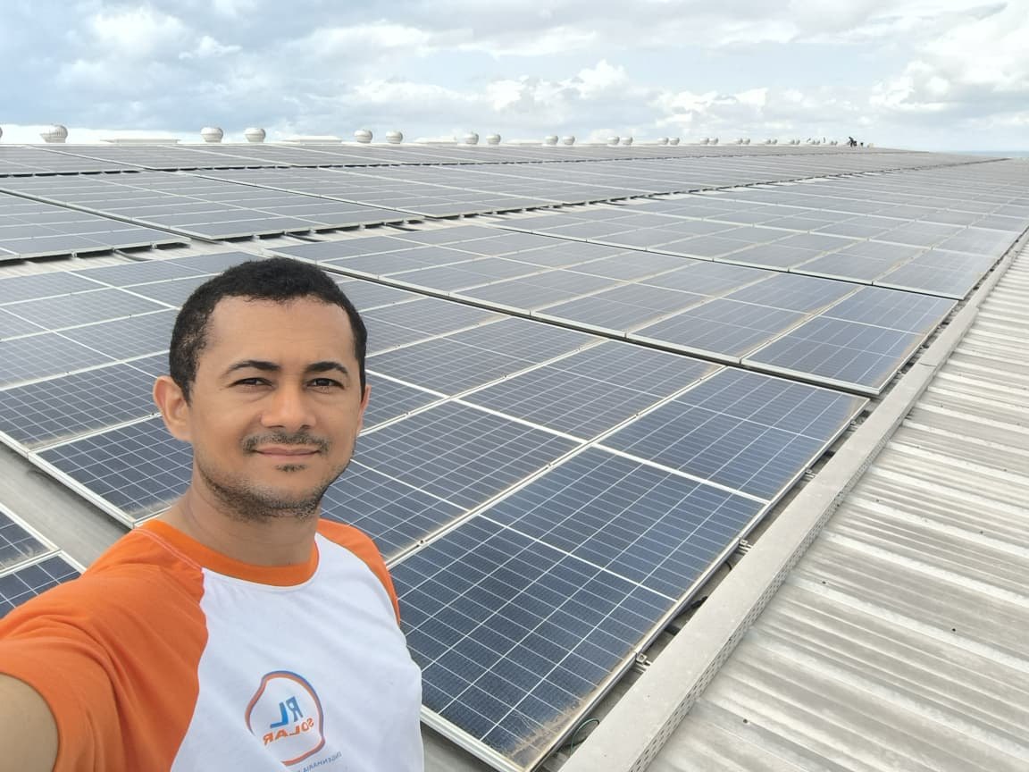Instalação de sistema solar fotovoltaico corporativo realizada pela RL Engenharia