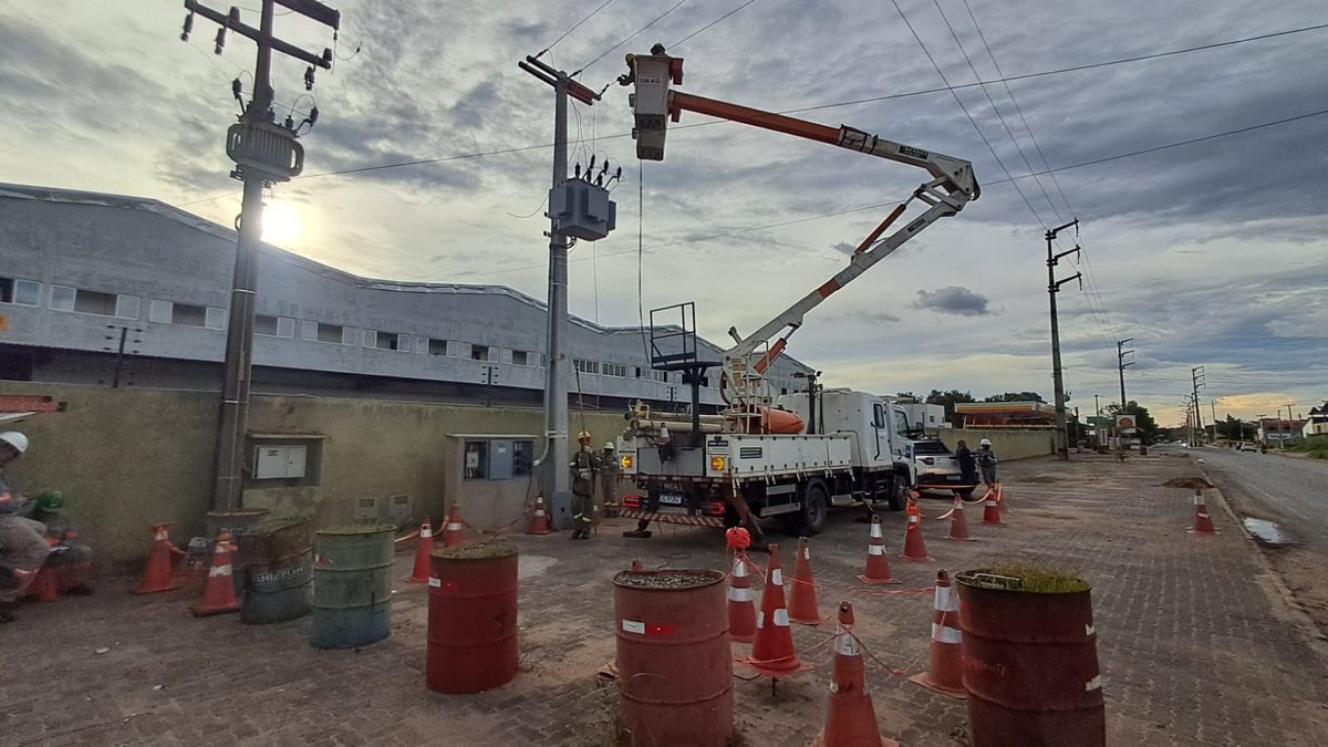 Equipe em atividade de campo em ambiente industrial