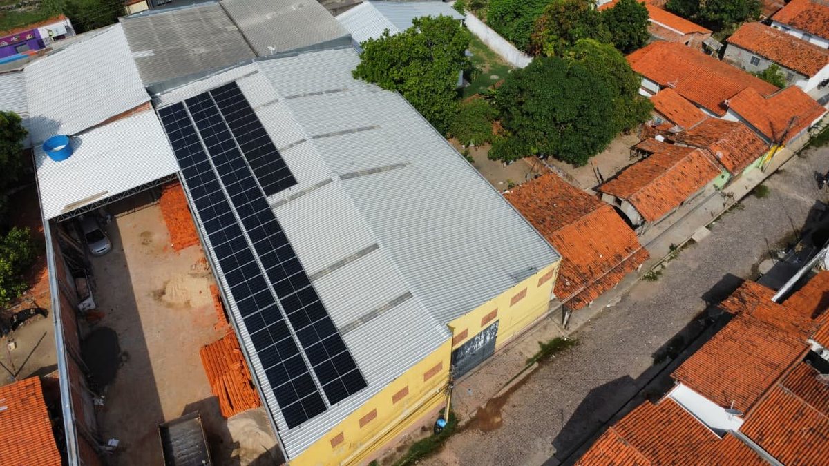 Sistema fotovoltaico em cobertura empresarial