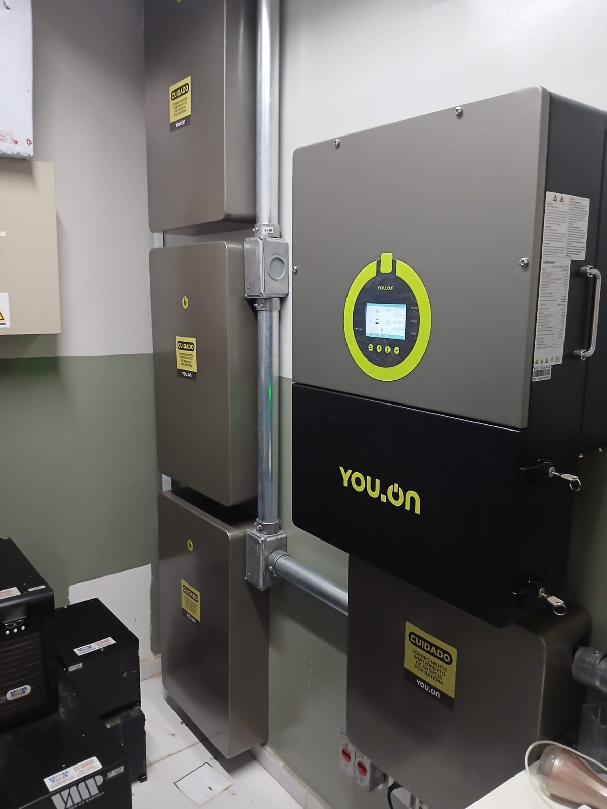 Equipamentos de energia e controle instalados