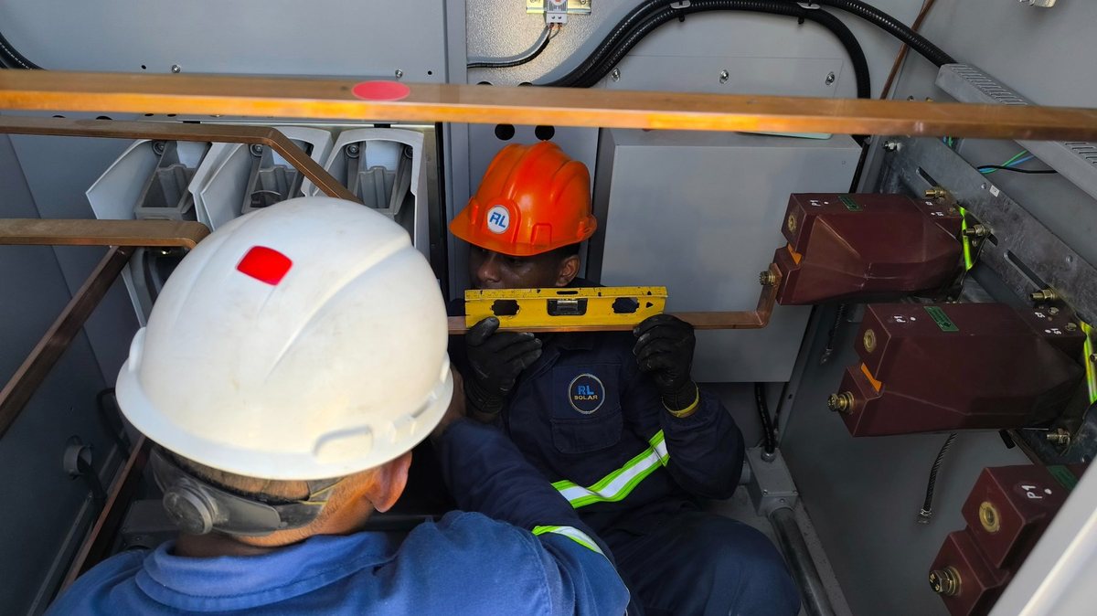 Atividade técnica em painéis energizados